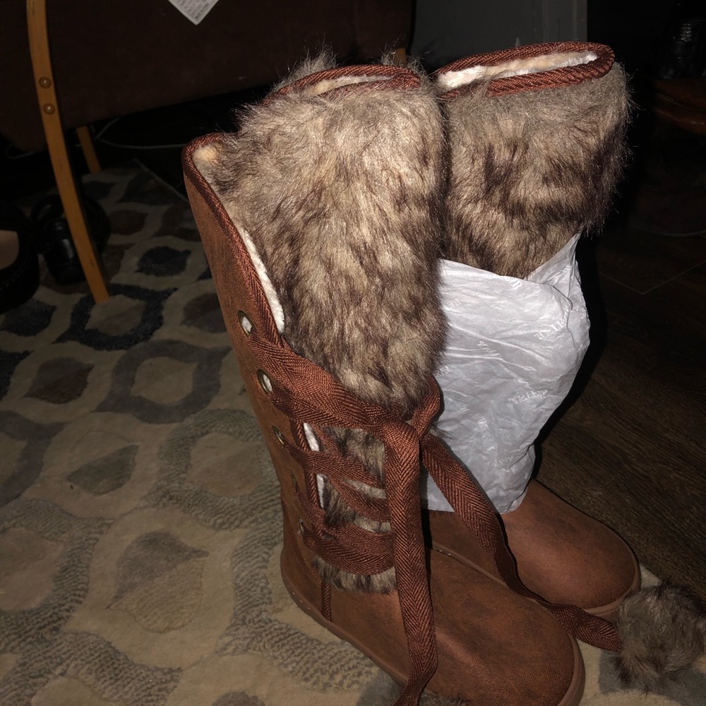 Size 7 boots faux fur w lining brand new in bag.